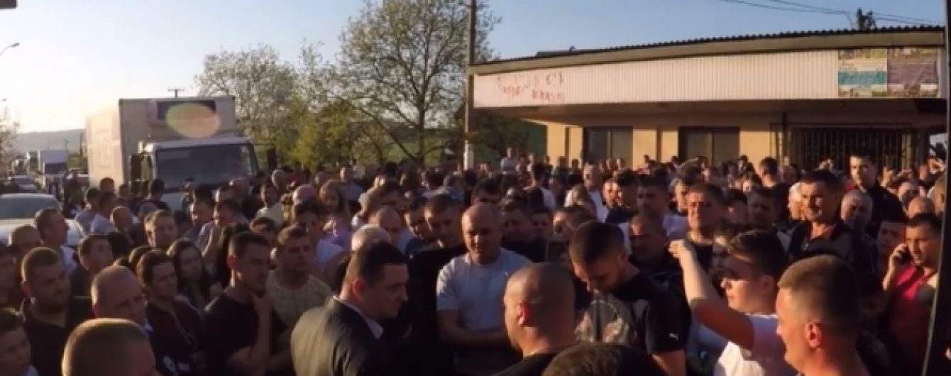 На Закарпатті селяни блокували дорогу, вимагаючи заарештувати підозрюваного у вбивстві підлітка