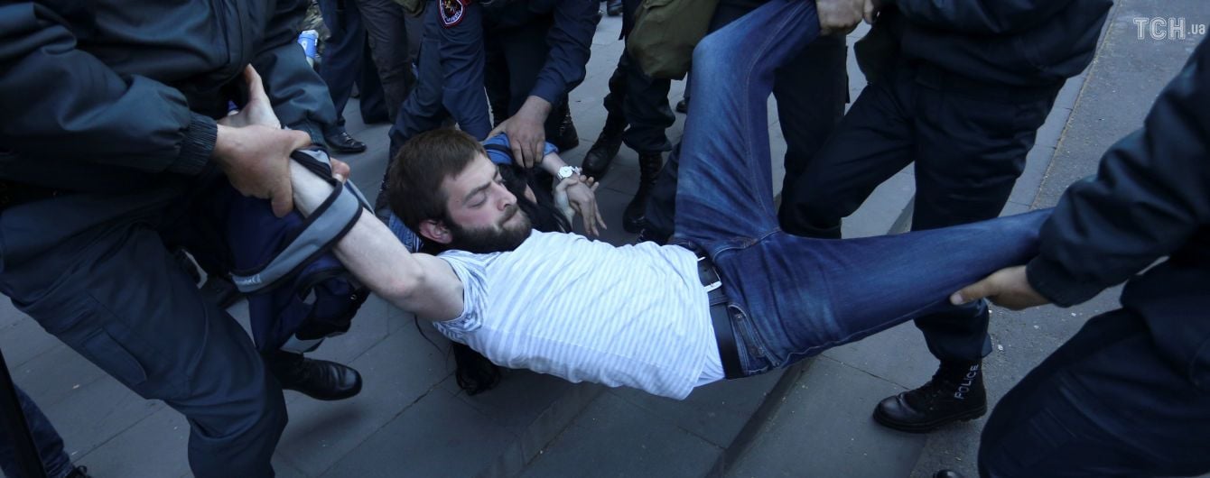 Потужні протести у Вірменії. Поліція відловлює активістів по всьому Єревану