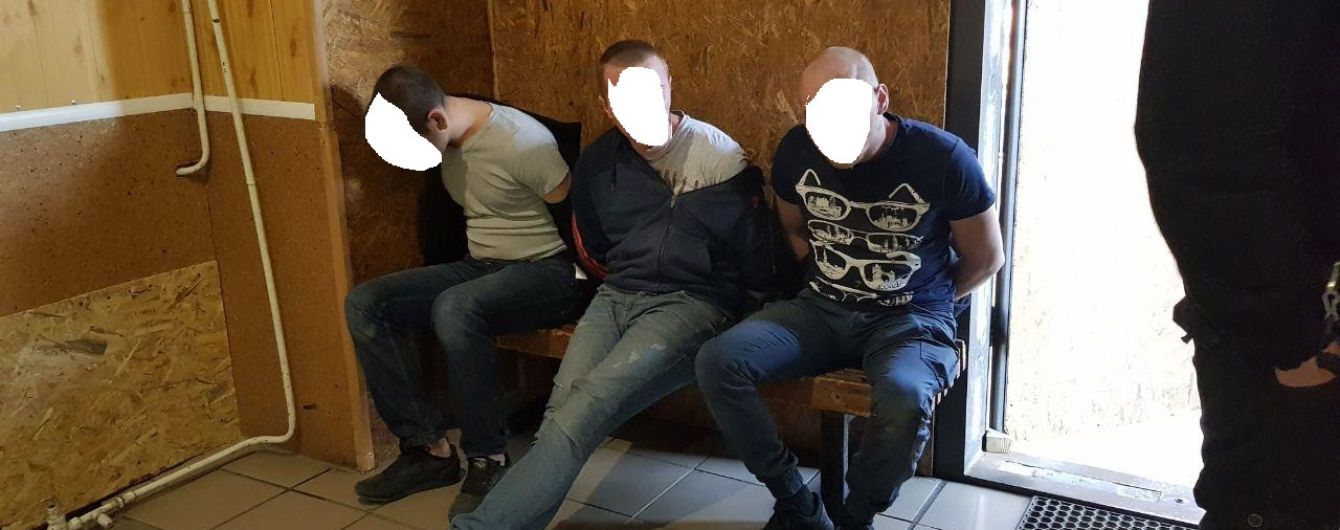 В Николаеве на полицейского напали водитель и пассажиры подозрительного авто