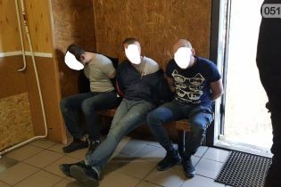 В Николаеве на полицейского напали водитель и пассажиры подозрительного авто