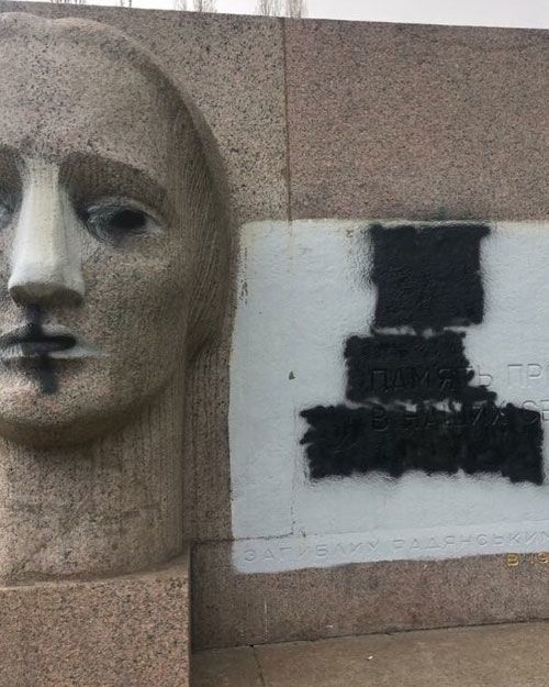обмальований пам'ятник Скорботній Матері в Полтаві_1