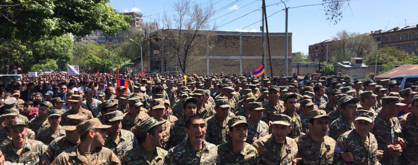 В Ереване часть военных перешла на сторону митингующих