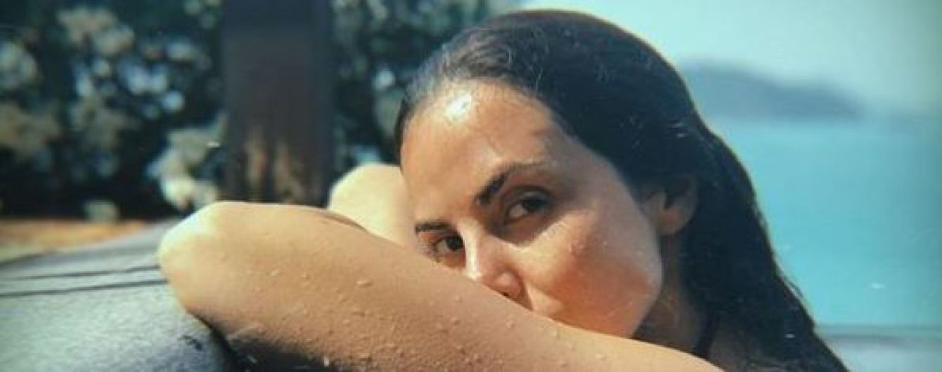 Каменських у купальнику еротично виринула з-під води, демонструючи принади тіла