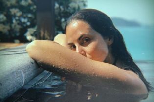 Каменських у купальнику еротично виринула з-під води, демонструючи принади тіла