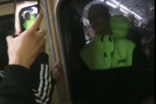 Опасные развлечения. В Харькове парень проехал несколько остановок между поездами метро