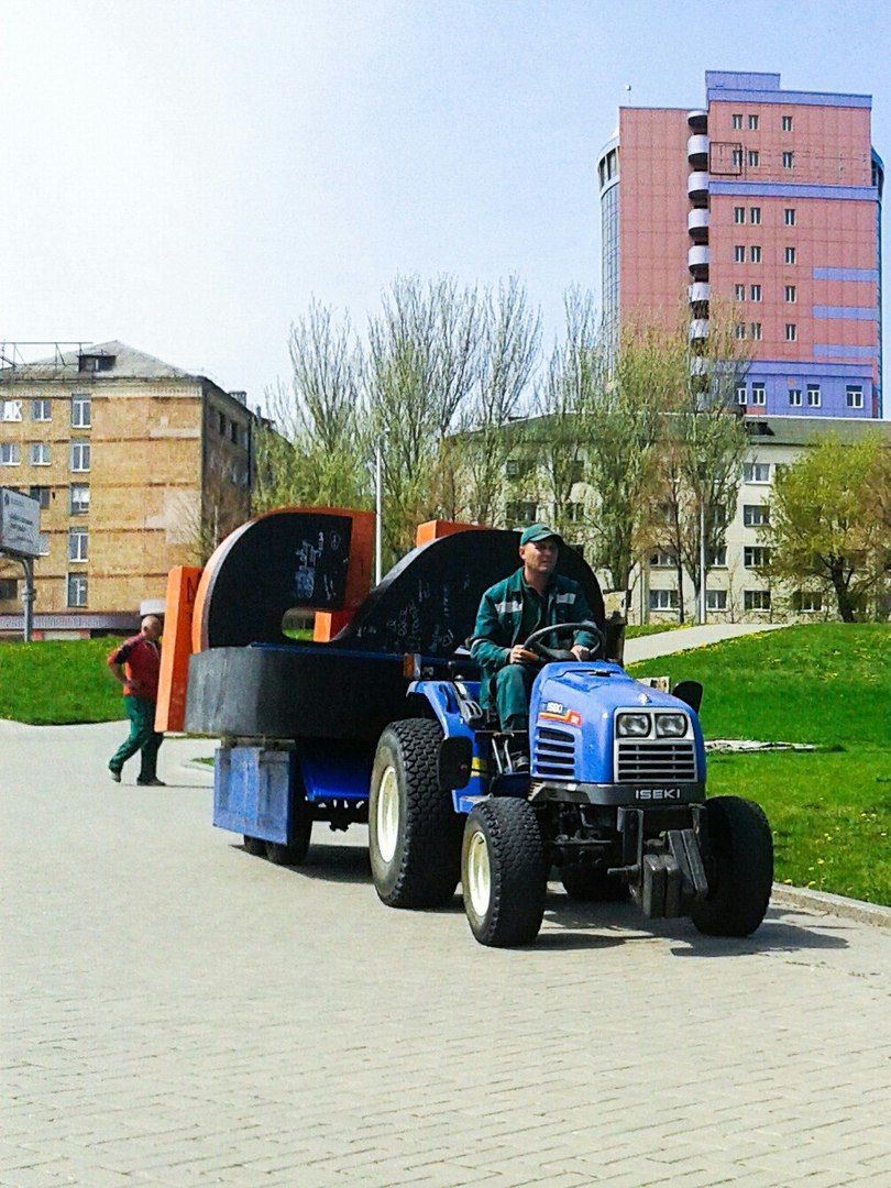Літери Шахтар біля Донбас Арени