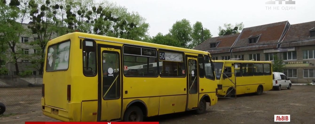 Во Львове двери маршрутки сломали руку 8-летнему мальчику