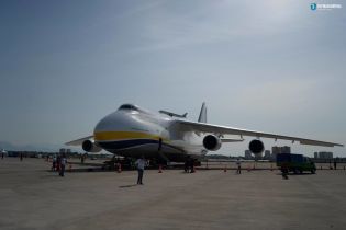 Авіафурор у Туреччині. Тисячі людей чекали під сонцем, щоб доторкнутися до легендарного "Руслана"