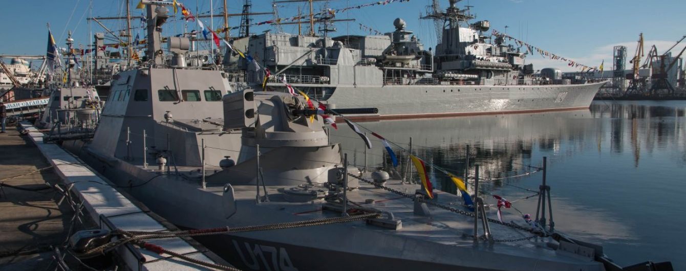Українські військові кораблі, які пройшли через Керченську протоку, прибули до Маріуполя