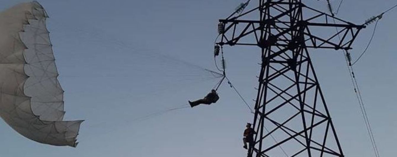 На Івано-Франківщині парашутист заплутався у високовольтних лініях