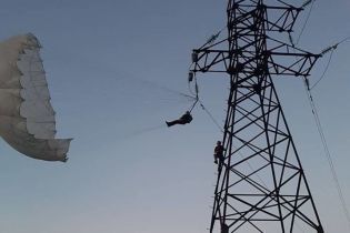 На Івано-Франківщині парашутист заплутався у високовольтних лініях