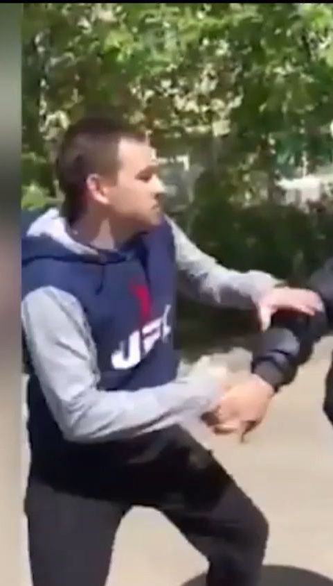 В Днепре парень побил пенсионеров за обустроенную клумбу на месте, где он хотел парковаться