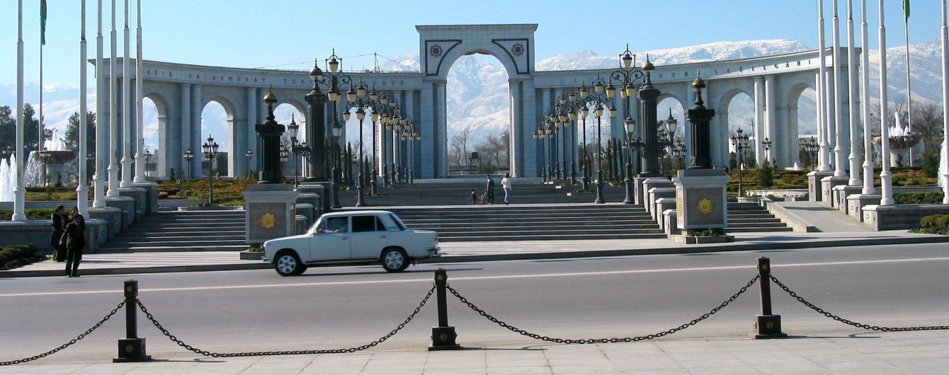 Диктатура белых машин: в Туркменистане запретили цветные автомобили