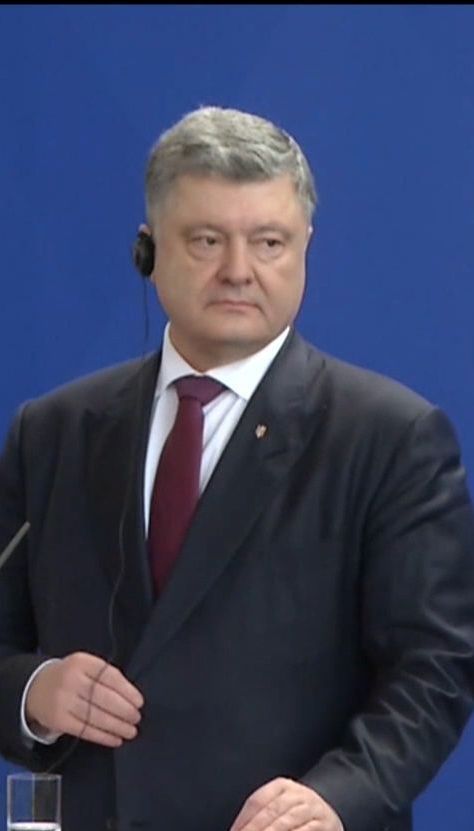 Порошенко зустрінеться з Макроном та Меркель у Німеччині