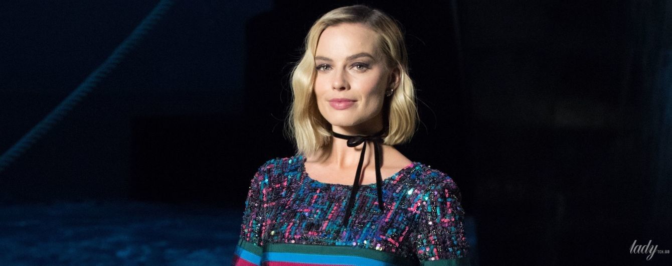 В блестящем мини: Марго Робби среди звездных гостей шоу Chanel