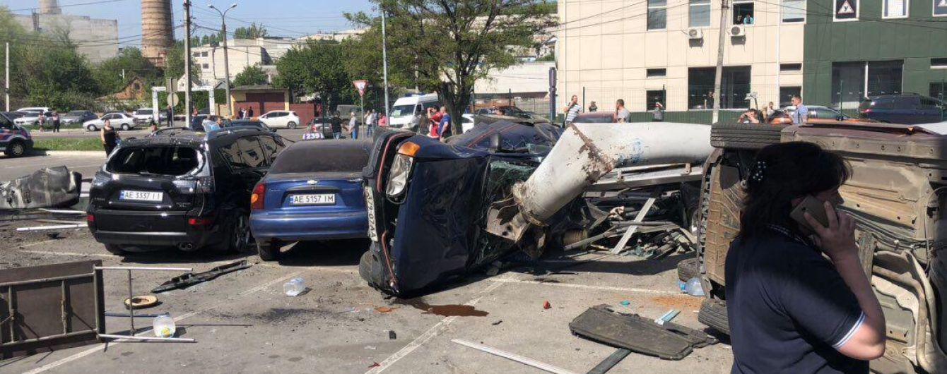 У Мережі показали зняте з різних ракурсів відео моторошної ДТП з некерованою фурою у Дніпрі