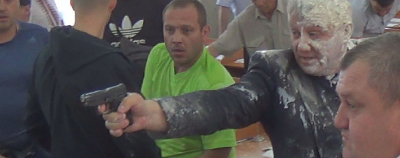 Стрельба и облитый зеленкой мэр: как происходит сессия Никопольской горсовета на Днепропетровщине