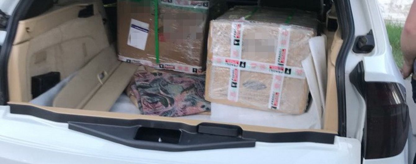 Арешт або багатомільйонна застава чекає на киянина, який хотів провезти кокаїн під виглядом роликів