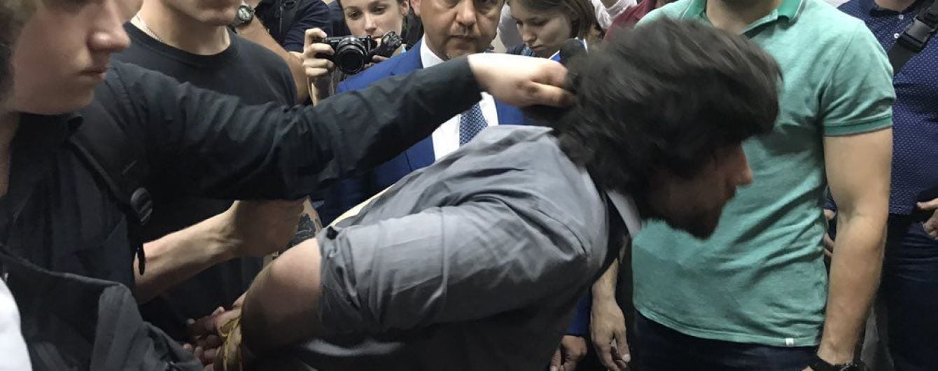 Националисты привели захваченного боевика Лусварги под СБУ, его забрали следователи