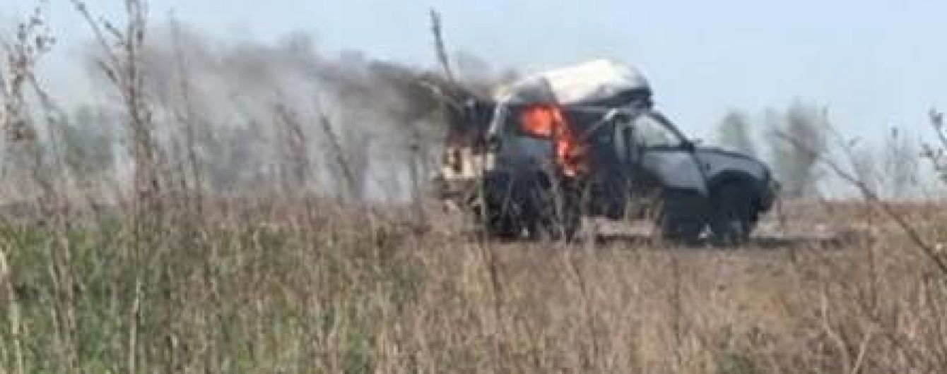 На Донеччині бойовики ракетою знищили автомобіль з гуманітарною допомогою
