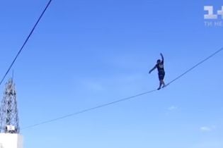 Прогулянка на висоті пташиного польоту: у Дніпрі двоє спортсменів пройшли по мотузці на висоті 94 метри
