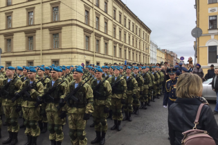 У Петербурзі раптово почали репетицію параду до 9 травня, щоб завадити акціям протесту