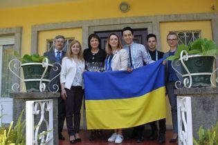 Посол України в Португалії нагодувала MELOVIN місцевими лимонами та мандаринами