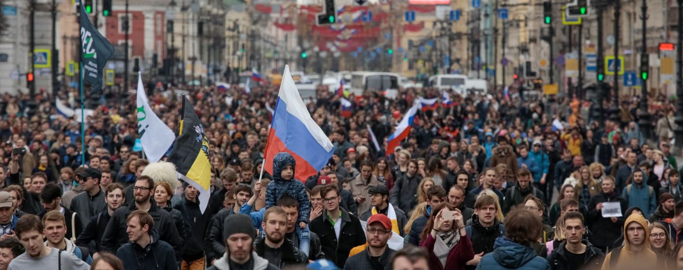 У Москві у прямому ефірі затримали журналіста під час акцій протесту