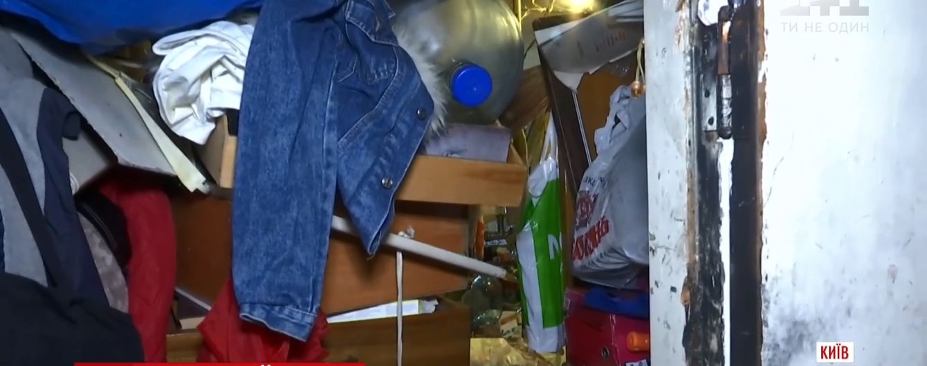 Киевские "плюшкины" едва не сожгли дом вместе с заваленной хламом квартирой