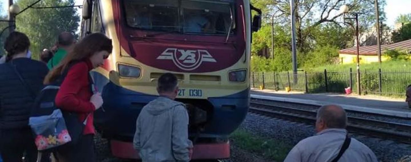 На Львовщине пассажиры заблокировали движение электрички