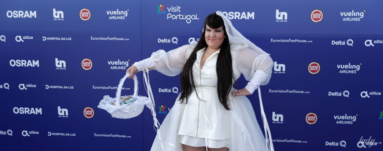 Как невеста: конкурсантка из Израиля Netta на "Евровидении-2018" вышла на красную дорожку в белом платье и фате