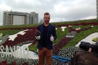 Цветочки для чемпиона. В Киеве для Абраменко высадили большую клумбу