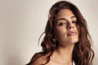 Модель plus-size Эшли Грэм в коротком латексном платье засветила целлюлит