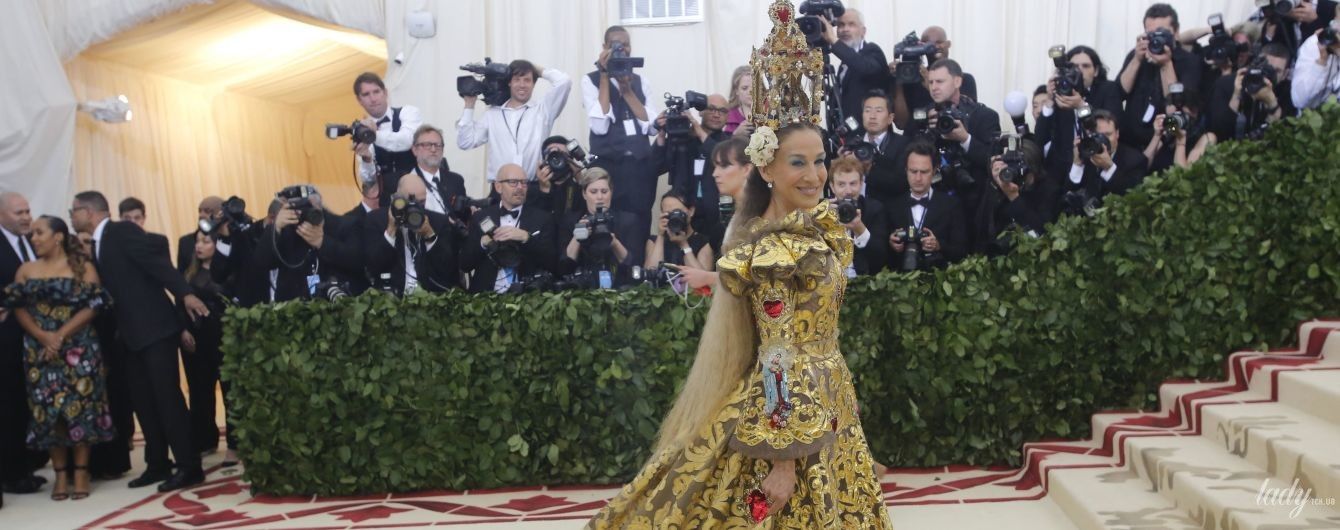 С Рождеством на голове: Сара Джессика Паркер в экстравагантной шляпе на Met Gala-2018