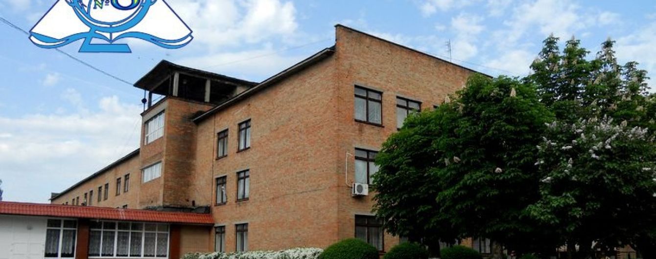 В Черкассах во время линейки потеряли сознание десятки школьников
