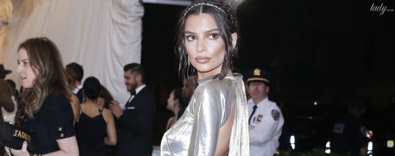 В платье с обнаженной спиной: Эмили Ратажковски не удивила образом на Met Gala-2018
