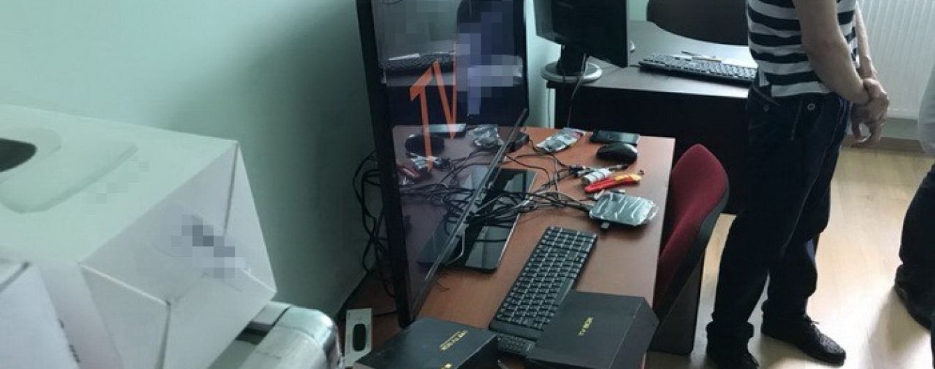 У Львові зловмисники продавали телевізійні приставки з доступом до каналів бойовиків "ДНР"