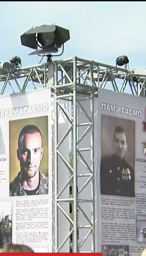 Украина отмечает День памяти и примирения возле монумента Родины-Матери