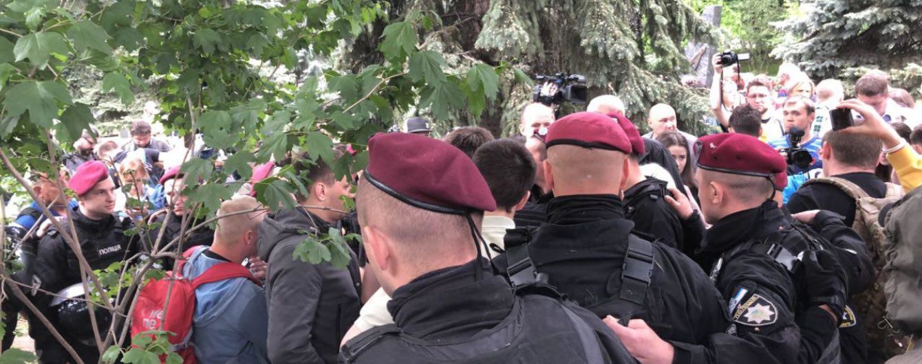 9 мая в Киеве: между активистами началась потасовка