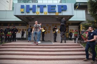 Після анонсованого пікету телеканалу "Інтер" його оточили поліція і молодики