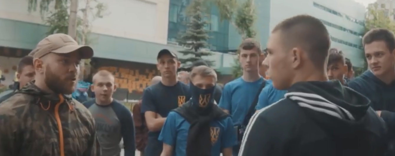 Активисты заявили, что выгнали из-под "Интера" титушек. Блокировка продолжается