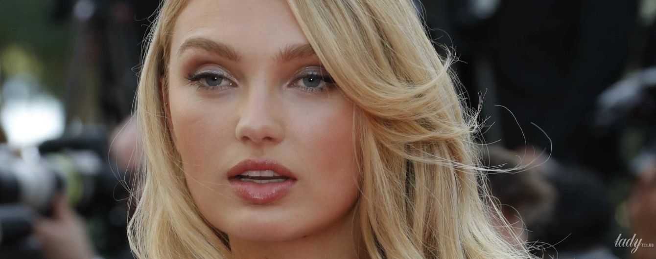"Ангел" Victoria's Secret Роми Стридж в плиссированном платье блистала на открытии Каннского кинофестиваля