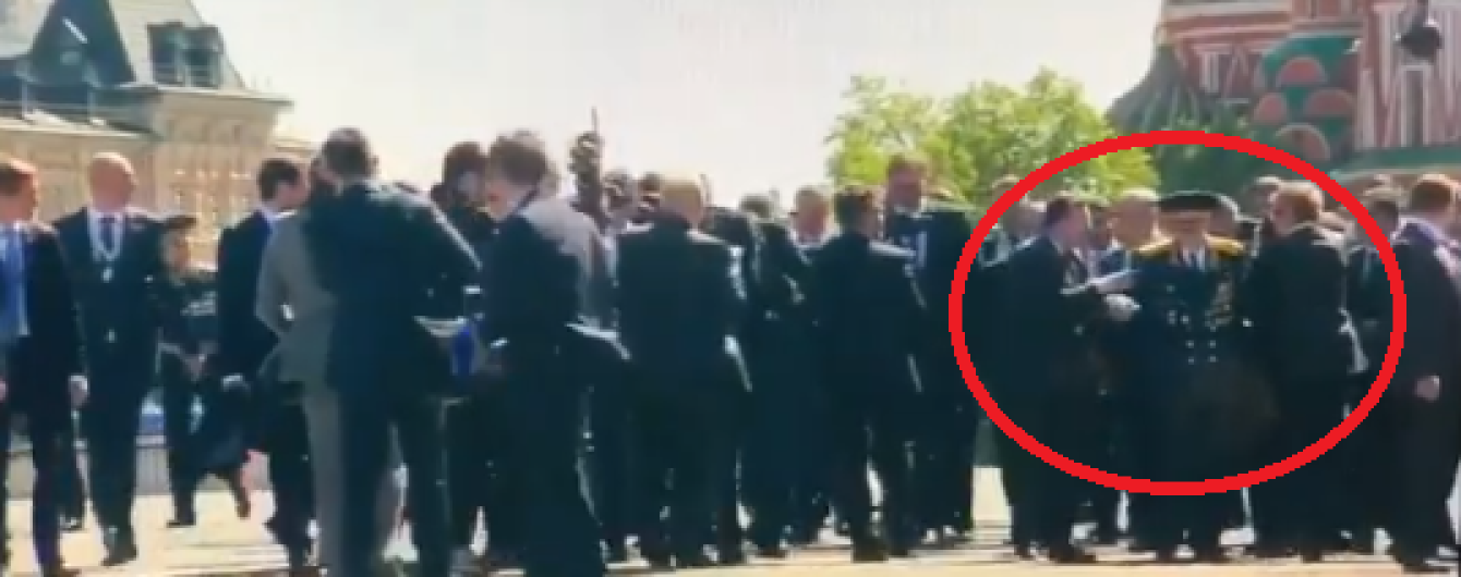 Охрана Путина вытолкнула ветерана из колонны на параде в Москве