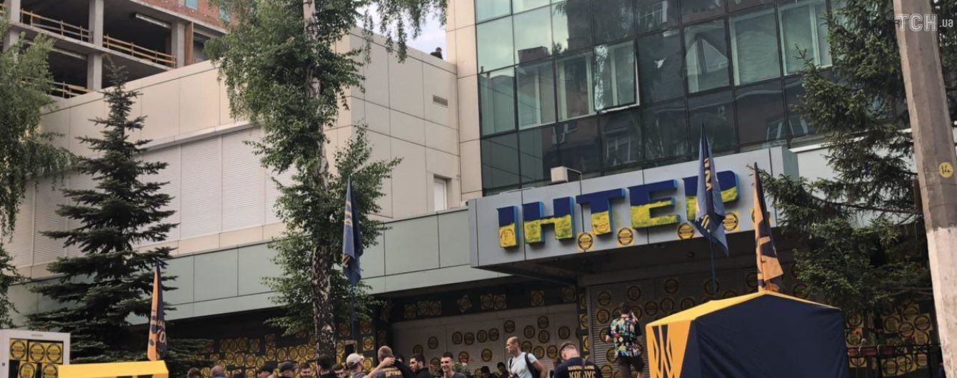 Нацрада подовжила "Інтеру" ліцензію попри скандальні заклики в ефірі та вимоги активістів