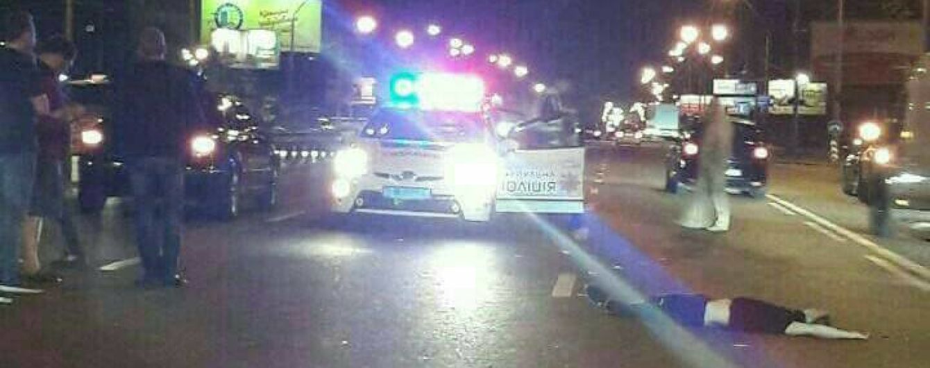 В Киеве пешехода сбило насмерть авто, когда он перебегал 8-полосную дорогу