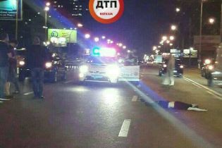 В Киеве пешехода сбило насмерть авто, когда он перебегал 8-полосную дорогу