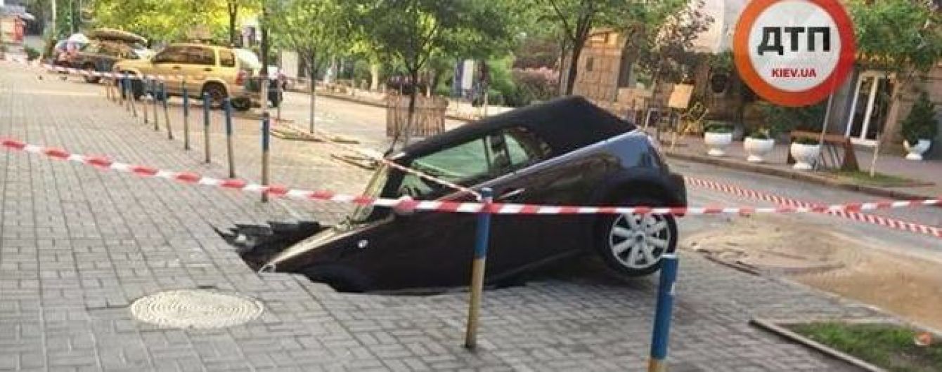 В центре Киева под землю провалился автомобиль