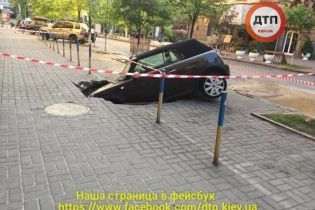 В центре Киева под землю провалился автомобиль