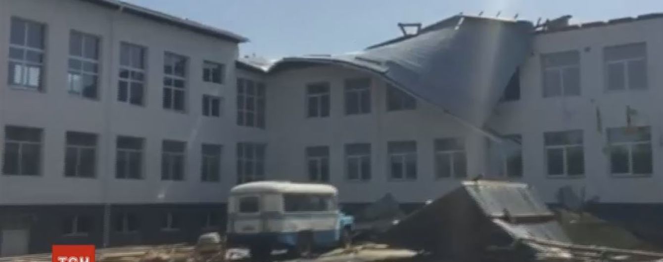 На Сумщині вітер зірвав покрівлю із щойно відремонтованої школи