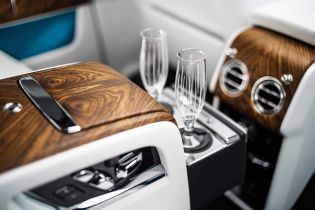 У BMW навчать автомобілі наповнювати келихи шампанським під час руху